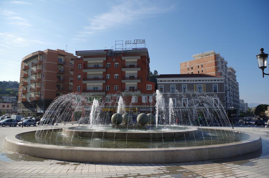 Hotel Lux Vlorë Esterno foto