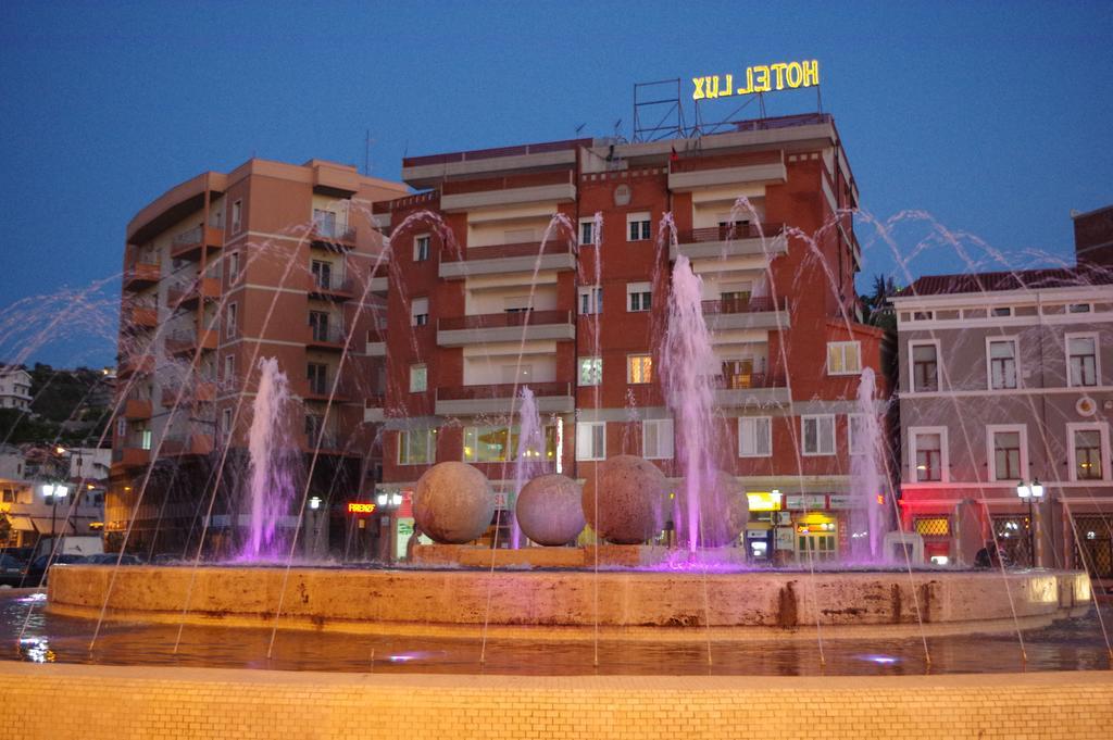 Hotel Lux Vlorë Esterno foto