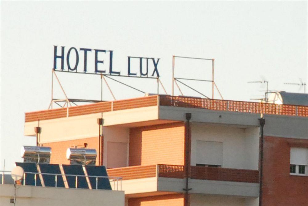 Hotel Lux Vlorë Esterno foto