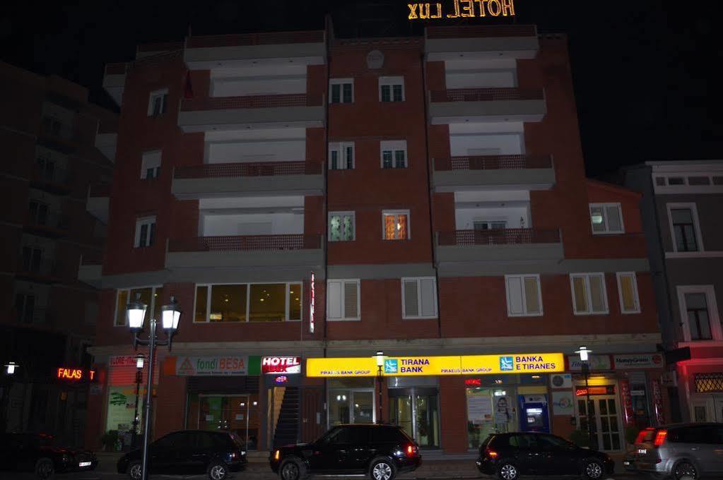 Hotel Lux Vlorë Esterno foto